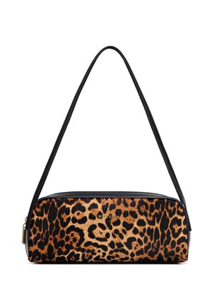 Obdélníková kabelka s černým koženým popruhem a předním panelem se vzorem leopardí kůže, zlatým zipem a malým zlatým logem značky uprostřed.