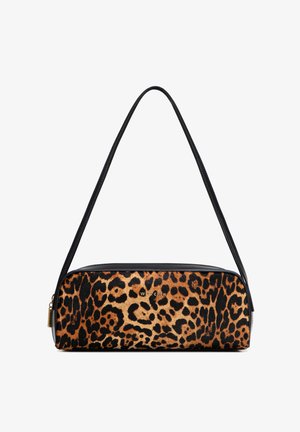 Bolso rectangular con asa de cuero negro y panel delantero con estampado de leopardo, cremallera dorada y pequeño logo de marca dorado en el centro.