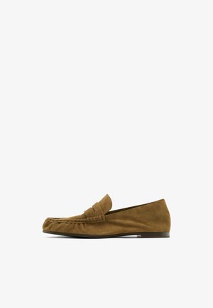 Mocassin penny en daim marron avec un petit talon, un détail de couture à l\'avant et une bride sur le dessus sur fond blanc.