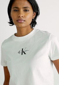 Calvin Klein Jeans MONOLOGO - Pamata T-krekls - bright white