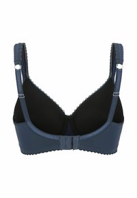 Marineblauwe bh met schuimcups, gegolfde randen, verstelbare bandjes en een haak-en-oogsluiting aan de achterkant. Glad stoftextuur.