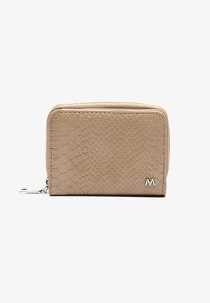 Beige nahkakukkaro, jossa on teksturoitu käärmeennahkakuosi, vetoketjukiinnitys ja pieni hopeinen logo edessä. Kompakti muotoilu, suorakulmainen muoto.