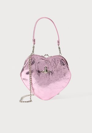 Mala em forma de coração em rosa metálico com textura amarrotada. Apresenta um fecho prateado e alça de corrente. Inclui alça ajustável para o ombro.