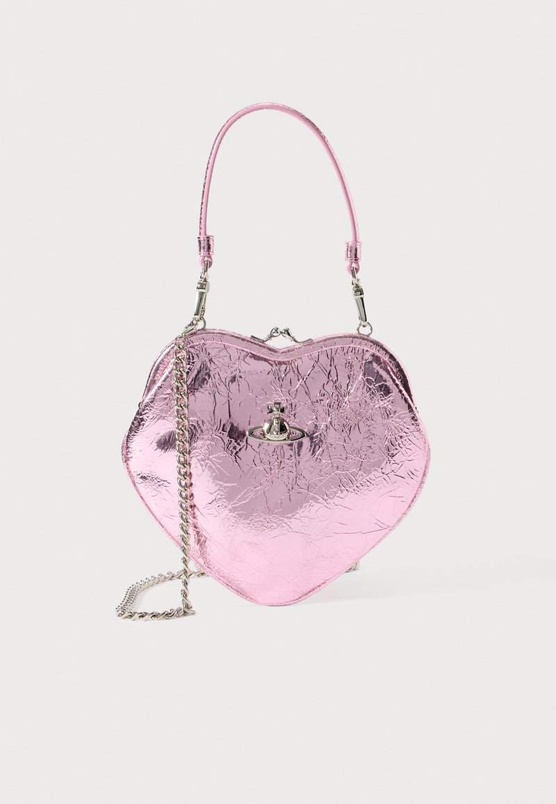 Sirds formas rokassomiņa metāliskas rozā krāsā ar krokainu tekstūru. Aprīkota ar sudraba aizdari un ķēdes siksnu. Iekļauts regulējams plecu siksnas rokturis.