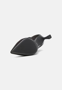Chaussure à talon haut en daim noir avec un bout pointu et une semelle en caoutchouc texturé. Talon fin et détail subtil au niveau du cap du talon. Conçue pour des occasions formelles.
