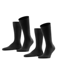 Calcetines de algodón negros, tres pares, de longitud hasta la rodilla, con puños acanalados, textura suave, con punteras y talones reforzados, detalle del logo en la suela.