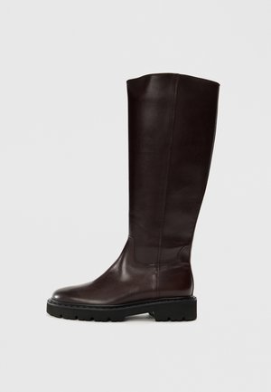 Botas de couro castanho até ao joelho, com um acabamento liso, bico arredondado e sola de borracha resistente com textura estriada para melhor aderência.