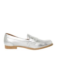 Metalliska silverfärgade loafers med en slät yta, med en stickad detalj på framsidan och en låg, naturligt träfärgad klack.