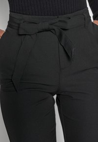 Vero Moda Kalhoty - black