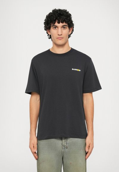 T-shirt in cotone nero con maniche corte e colletto rotondo, con un logo multicolore sul lato sinistro del petto. Design semplice, vestibilità comoda.