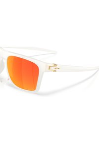 Occhiali da sole bianchi con lenti a specchio arancioni, design quadrato, accentuazione dorata vicino alla cerniera e impugnature auricolari bianche texturizzate.