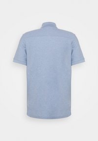 Polo bleu clair à manches courtes, vu de dos, avec un col et une couture horizontale sur le haut du dos.