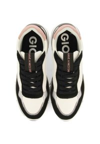 Zapatillas deportivas con una parte superior de cuero blanco, acentos de ante negro, detalles en rosa y cordones negros. Logo "GIO" y "HAVE A NICE DAY" en la lengüeta.