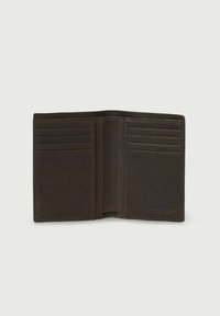 Portafoglio in pelle marrone con design bifold. Presenta vari scomparti per carte e una finitura testurizzata, che mette in risalto il suo materiale resistente.