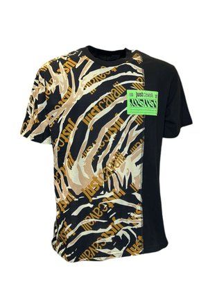 Schwarzes Kurzarmhemd mit beigen Tigerstreifen, gelbem "Just Cavalli"-Textmuster und grünem rechteckigem "Just Cavalli"-Label auf der Brust.
