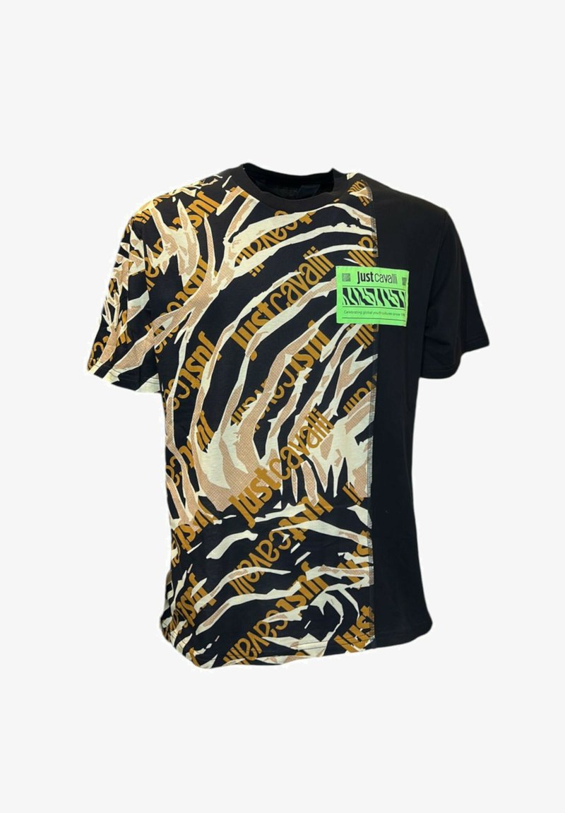 Maglietta nera a maniche corte con strisce beige a motivo tigre, motivo testuale giallo "Just Cavalli" e un'etichetta rettangolare verde con scritta "Just Cavalli" sul petto.