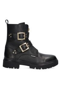 Zwarte leren enkelboot met gouden gespen en studaccenten, een gestructureerde bovenkant, een chunky zool en een zijrits voor gemakkelijke toegang.