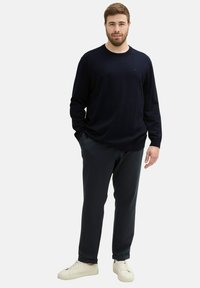 TOM TAILOR PLUS - MIT LOGO - Trui - knitted navy melange