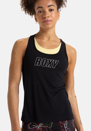 Schwarzes Tanktop mit dem "ROXY"-Logo in fetter Schrift. Hat einen Rundhalsausschnitt und besteht aus weichem, atmungsaktivem Stoff. Über einem gelben Shirt getragen.