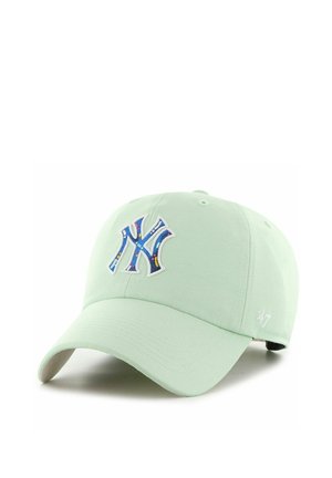 Hellgrüne Baseballkappe mit einem mehrfarbig gemusterten "NY"-Logo vorne und einer kleinen weißen "47"-Stickerei an der Seite.