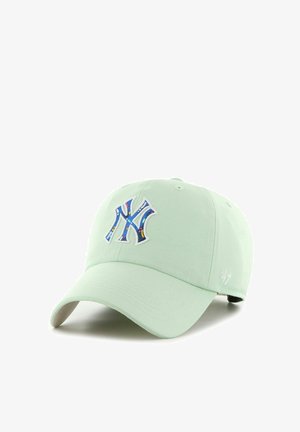 Hellgrüne Baseballkappe mit einem mehrfarbig gemusterten "NY"-Logo vorne und einer kleinen weißen "47"-Stickerei an der Seite.