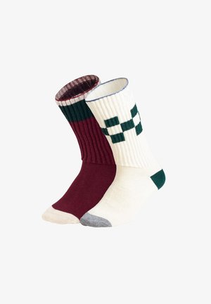 Baumwollsocken in burgunderrot mit vertikalen Rippungen und einer cremefarbenen Checkerboard-Musterung in Grün, mit kontrastierenden Akzenten an Zehen und Fersen.