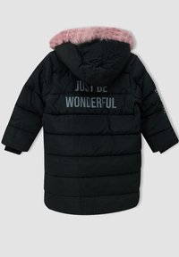 Abrigo negro acolchado con capucha de piel sintética rosa, con el texto "JUST BE WONDERFUL" en gris en la parte trasera, y un diseño acolchado.