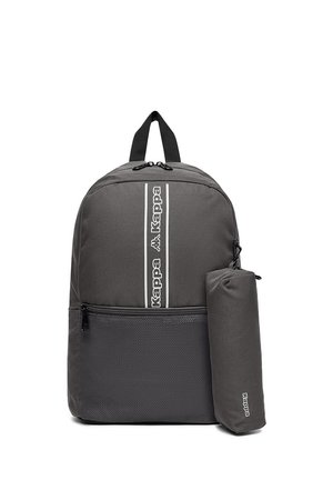 Grau Kappa Rucksack mit vorderer Netz-Tasche und passendem zylindrischem Federmäppchen auf weißem Hintergrund.
