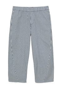 Shorts bleu et blanc à rayures verticales, longueur genou, taille élastique et poches latérales.