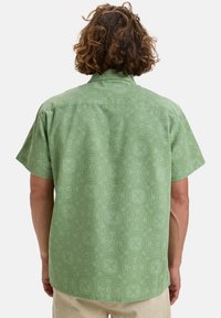 Kortearm, met knopen gesloten shirt in lichtgroene katoen, met een geometrisch patroon van cirkelvormige motieven en een gestructureerde stof.