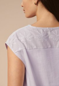 Next BRODERIE SHORT SLEEVE- REGULAR FIT - Bluse - lilac purple