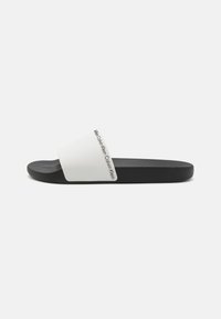 Hvid klipklap med bred rem, struktureret sort sål, med et diskret logo. Glat design giver et minimalistisk udseende.