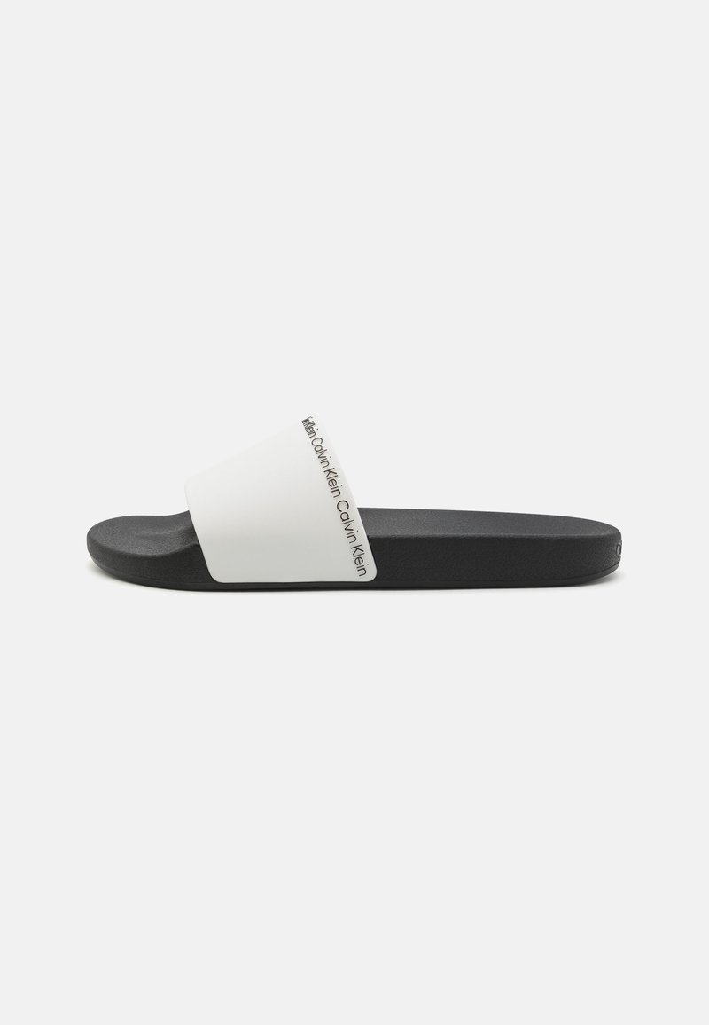 Hvid klipklap med bred rem, struktureret sort sål, med et diskret logo. Glat design giver et minimalistisk udseende.