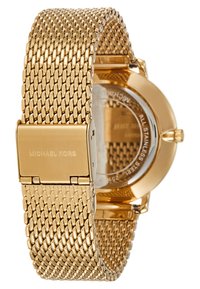 Goldfarbene Edelstahl-Uhr mit Mesh-Armband. Verfügt über ein rundes Gehäuse, ein silbernes Zifferblatt und einen Verschluss, der mit "Michael Kors" graviert ist.