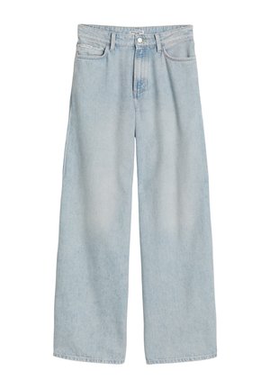 Jean en denim bleu clair à jambes larges avec fermeture à boutons à l'avant et zip, passants pour ceinture, et design à cinq poches.