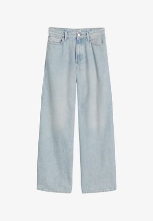 Jean en denim bleu clair à jambes larges avec fermeture à boutons à l'avant et zip, passants pour ceinture, et design à cinq poches.