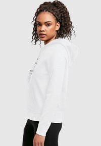 Merchcode GOOD THINGS TAKE TIME  - Felpa con cappuccio - white