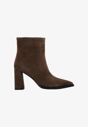 Brauner Wildleder-Stiefelette mit spitz zulaufender Zehenpartie und Blockabsatz, Seitenansicht vor weißem Hintergrund.