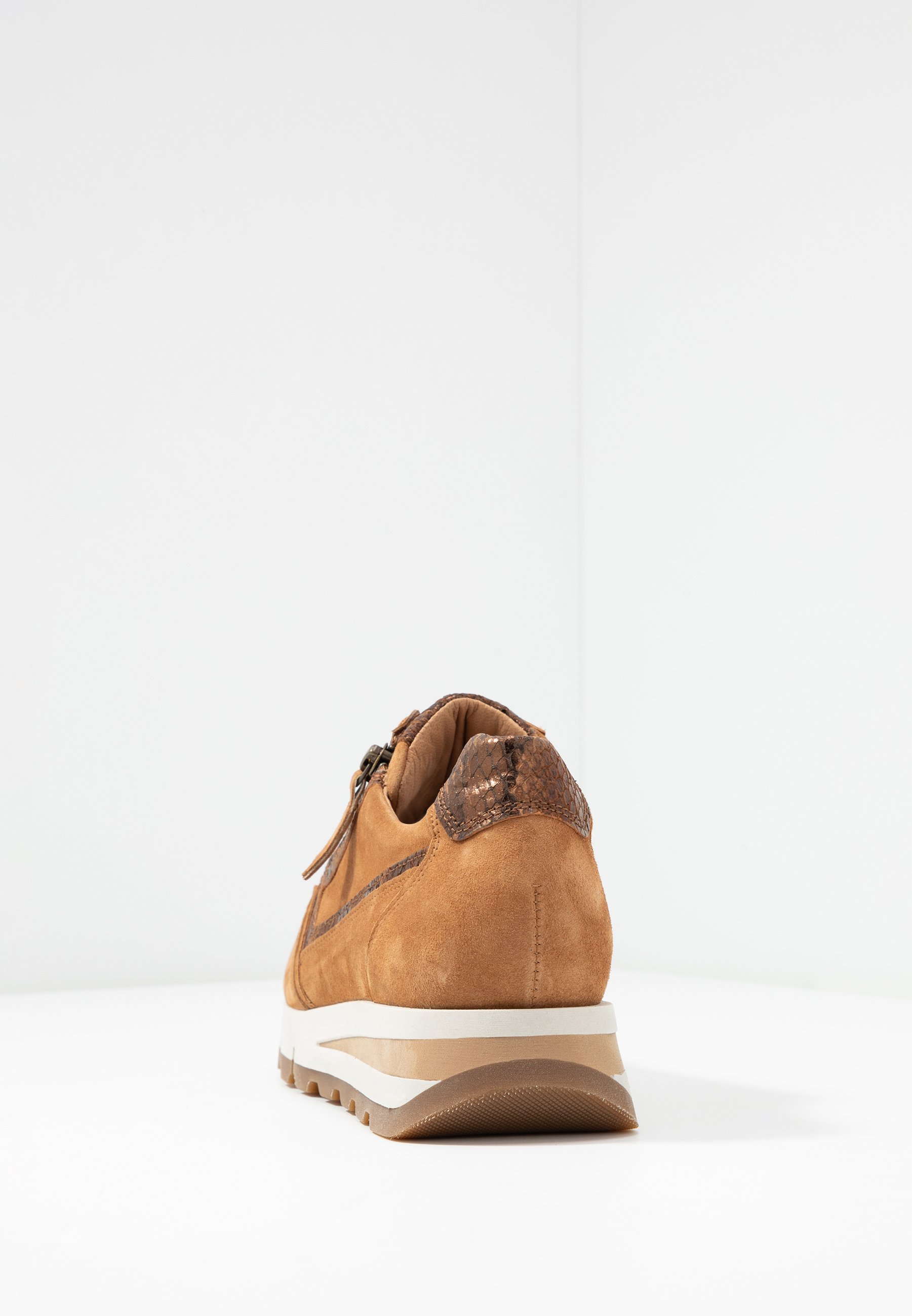 Basket compensée daim rouge gabor 56.498.38 – Grande et jolie - chaussures  grandes tailles femme