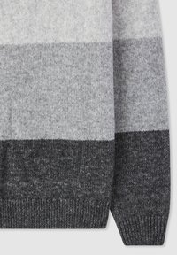 Maglione grigio a righe con bande alternate di grigio chiaro, grigio medio e grigio scuro. Tessuto a maglia con orlo a costine.