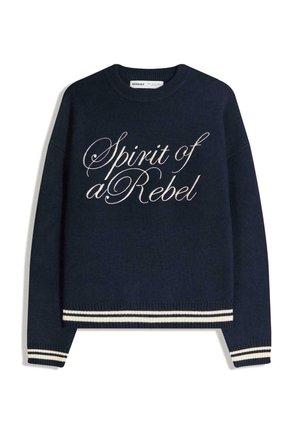 Laivaston sininen pyöreäkauluksinen neulepaita, jossa on kursivoitu "Spirit of a Rebel" -teksti, valkoisilla raidallisilla resoreilla hihoissa ja helmassa.