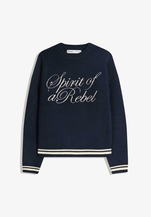 Marineblauwe trui met ronde hals met de tekst "Spirit of a Rebel" in cursief, voorzien van wit gestreepte geribde boorden en zoom.