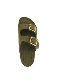 Sandalo in suede verde con due fasce larghe, dotato di fibbie in metallo dorato. Suola piatta e plantare testurizzato per il comfort. Design classico a scivolo.