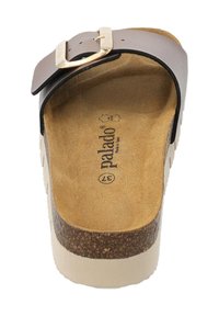 Mocassin en cuir marron avec boucle dorée, semelle en liège et semelle plate blanche. Caractérisé par le logo de la marque imprimé sur la semelle intérieure.