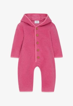 Combinaison en polaire rose pour bébé avec capuche, dotée de cinq boutons en bois et d'un bord contrastant sur les bords. Texture douce, manches longues.
