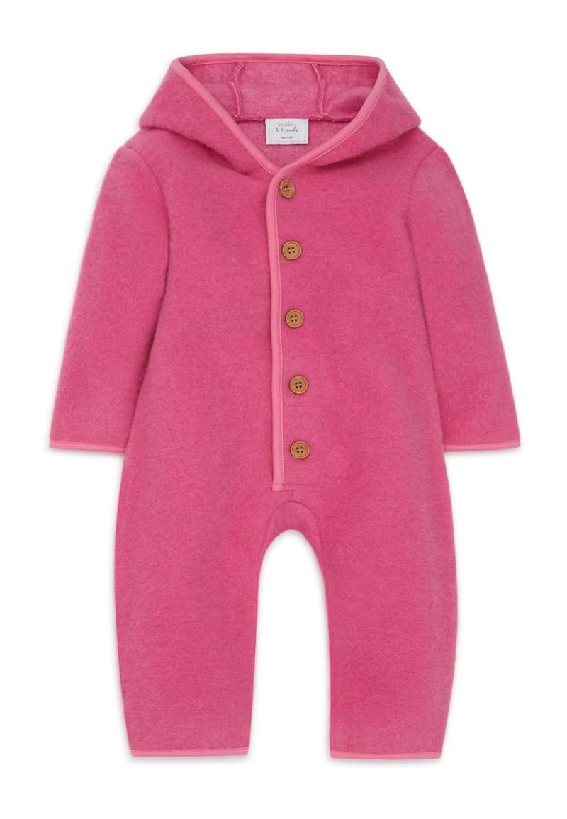 Roze fleecen baby jumpsuit met capuchon, voorzien van vijf houten knopen en contrasterende afwerking langs de randen. Zachte textuur, lange mouwen.