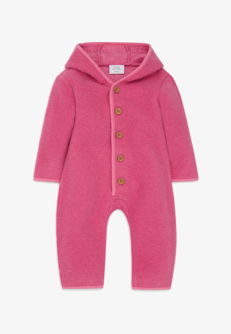 Roze fleecen baby jumpsuit met capuchon, voorzien van vijf houten knopen en contrasterende afwerking langs de randen. Zachte textuur, lange mouwen.