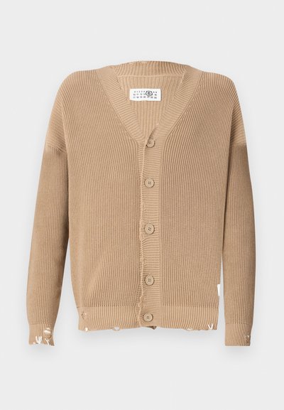 Beež ribadega kardigan, millel on V-kaelus, viie nööbiga esikülg ning kulunud serv ja varrukad. Valmistatud tekstuuriga kootud materjalist.