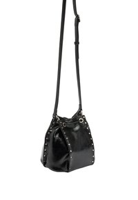 Czarna skórzana torba typu bucket z srebrnymi ćwiekami, zamknięciem na sznurek i regulowanym paskiem. Charakteryzuje się matową fakturą i zwartym kształtem.