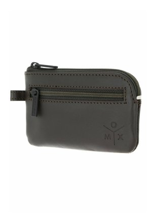 Pochette en cuir brun foncé avec deux fermetures éclair noires, bords cousus, boucle latérale, et logo O M X embossé sur le devant en bas à droite.